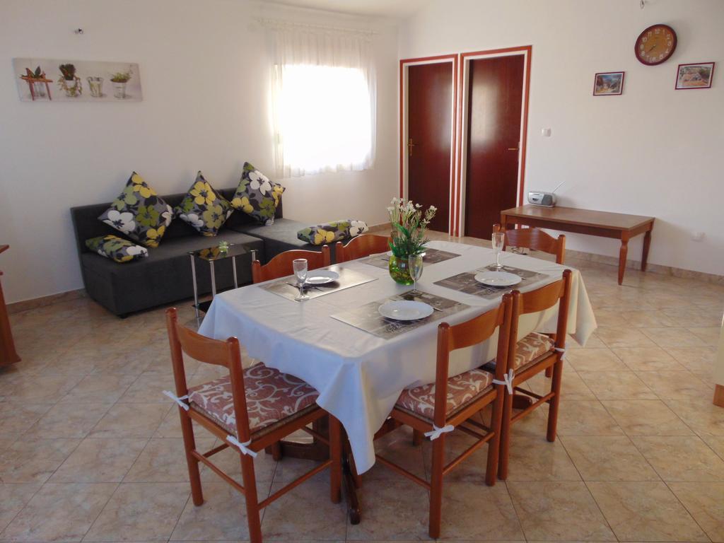Apartments Borozan Vinišće Стая снимка