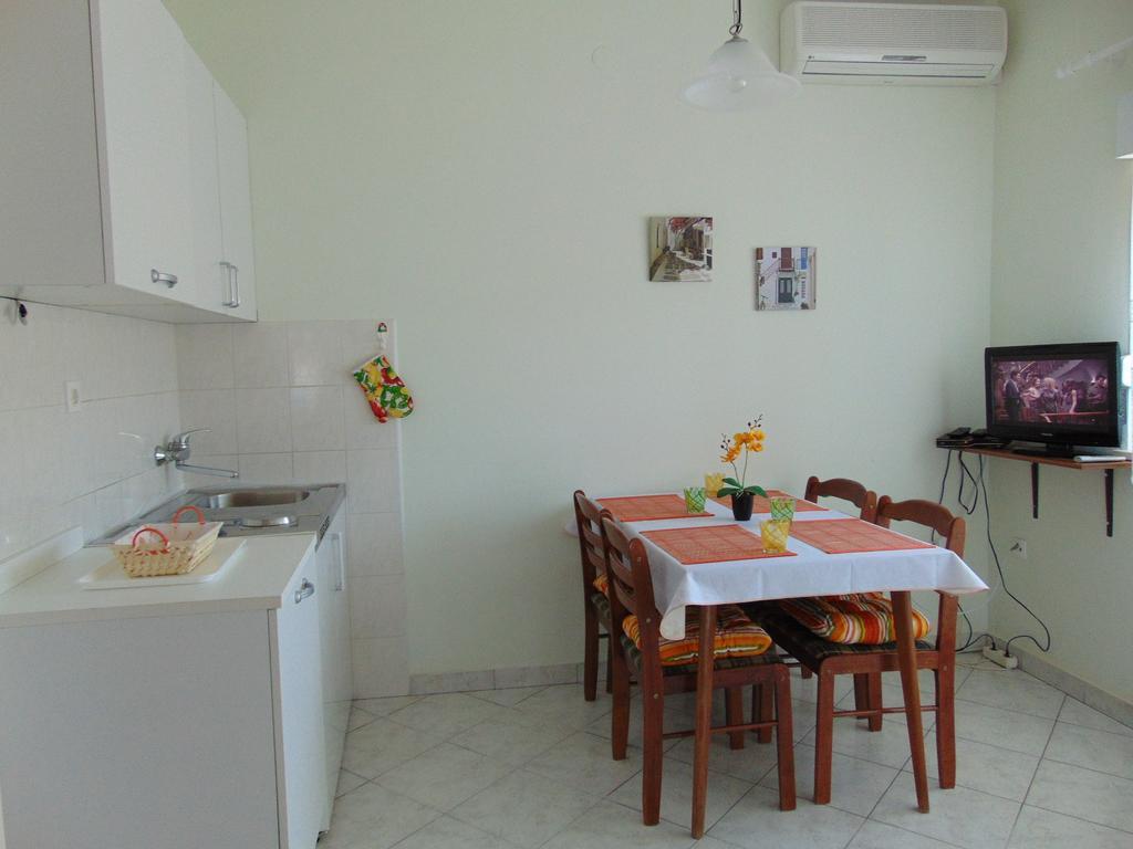 Apartments Borozan Vinišće Стая снимка