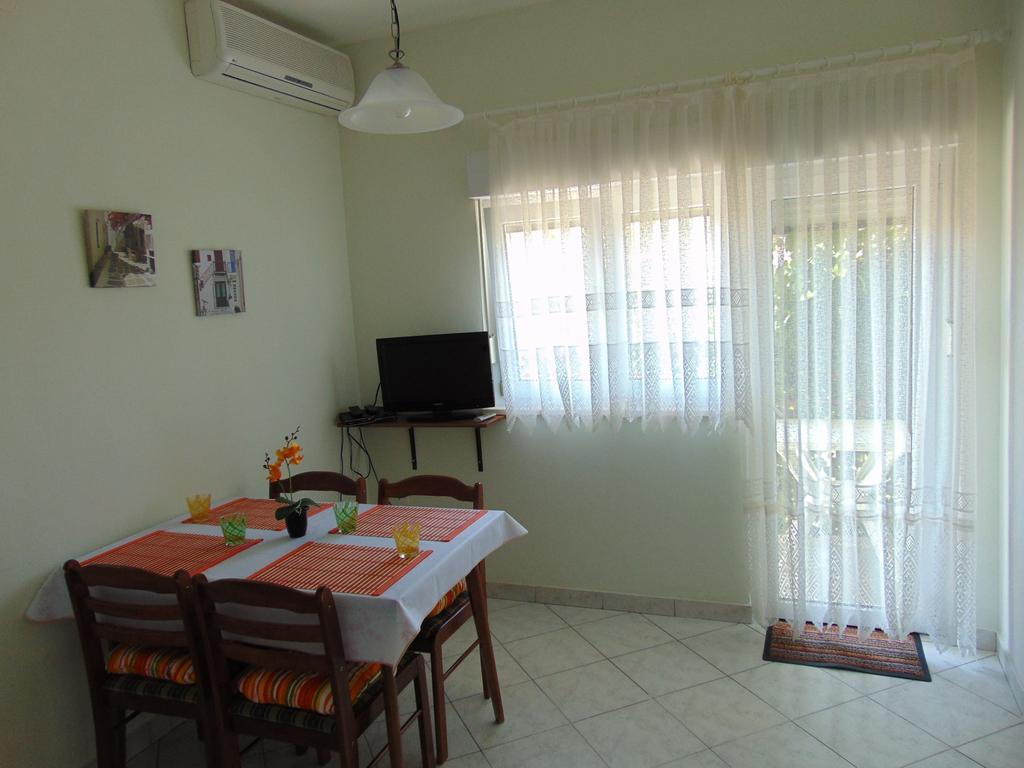 Apartments Borozan Vinišće Стая снимка