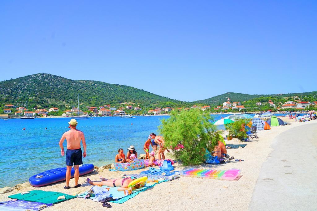Apartments Borozan Vinišće Екстериор снимка
